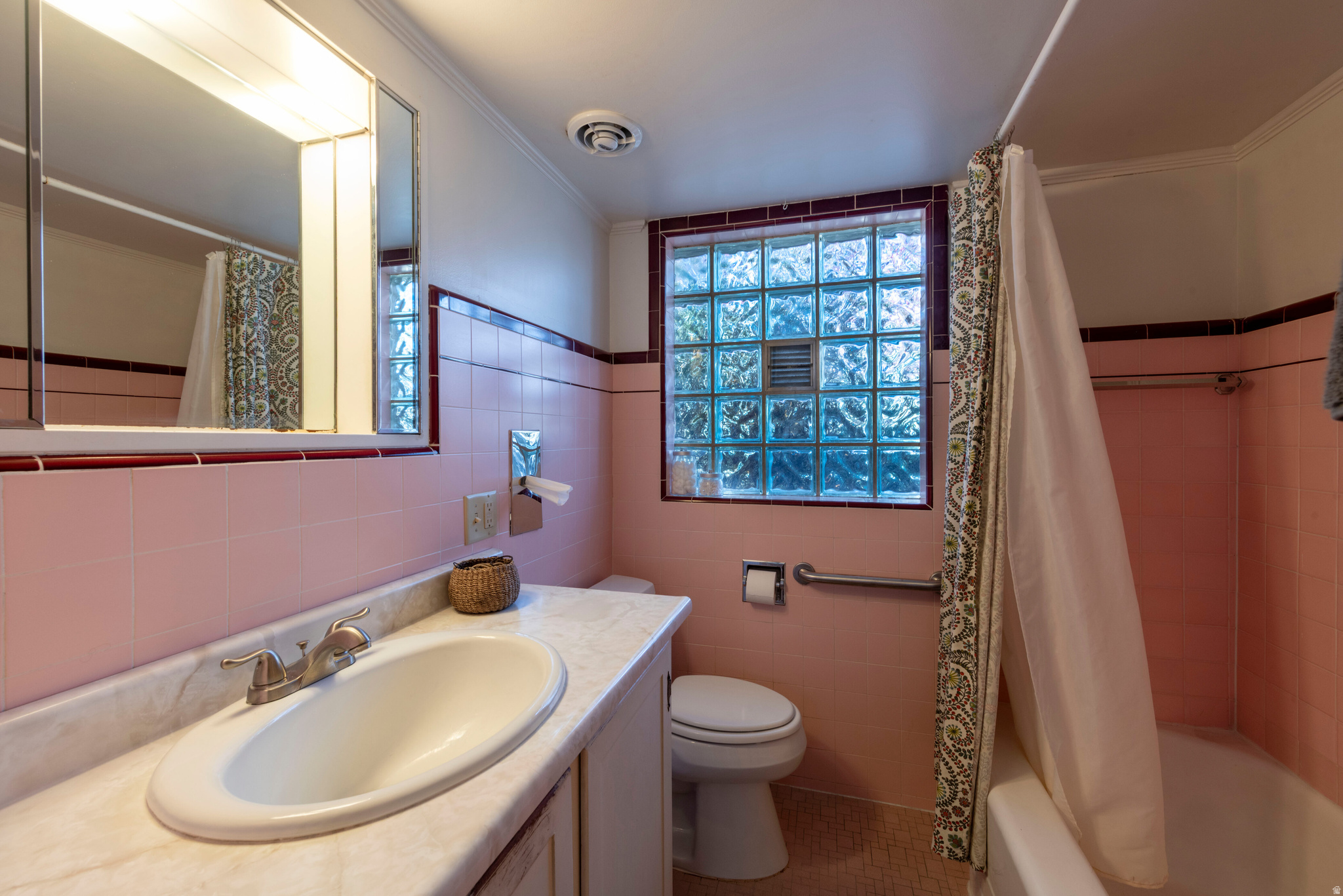 COLONIAL HILLS - Residential