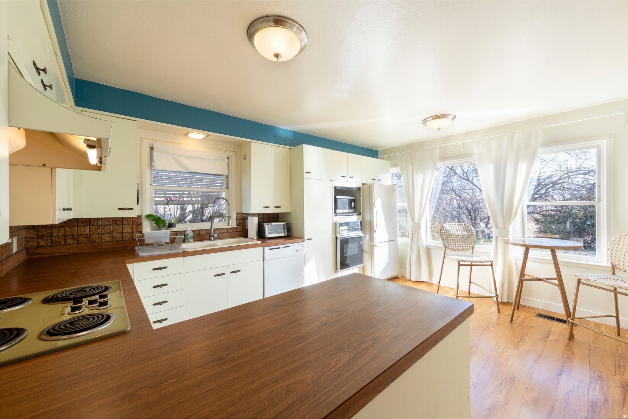 COLONIAL HILLS - Residential