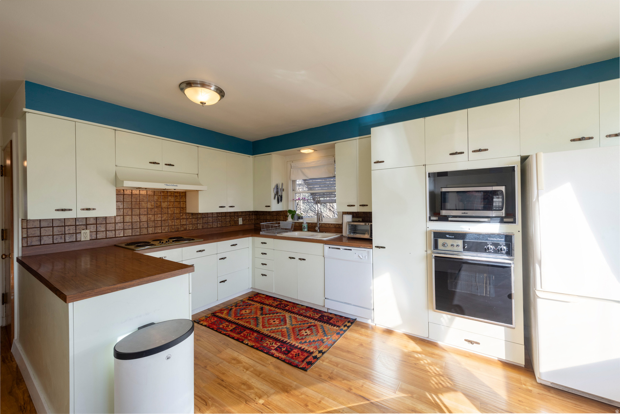 COLONIAL HILLS - Residential