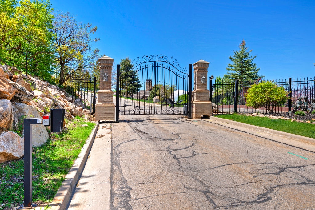 Photo of 4695 S THOUSAND OAKS DR, Salt Lake City, UT 84124 (MLS # 2182582)