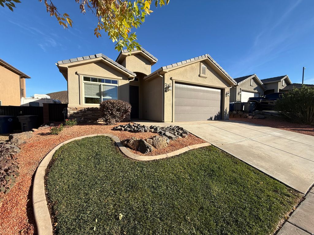 Photo of 718 W 400 N, Hurricane, UT 84737 (MLS # 2120830)