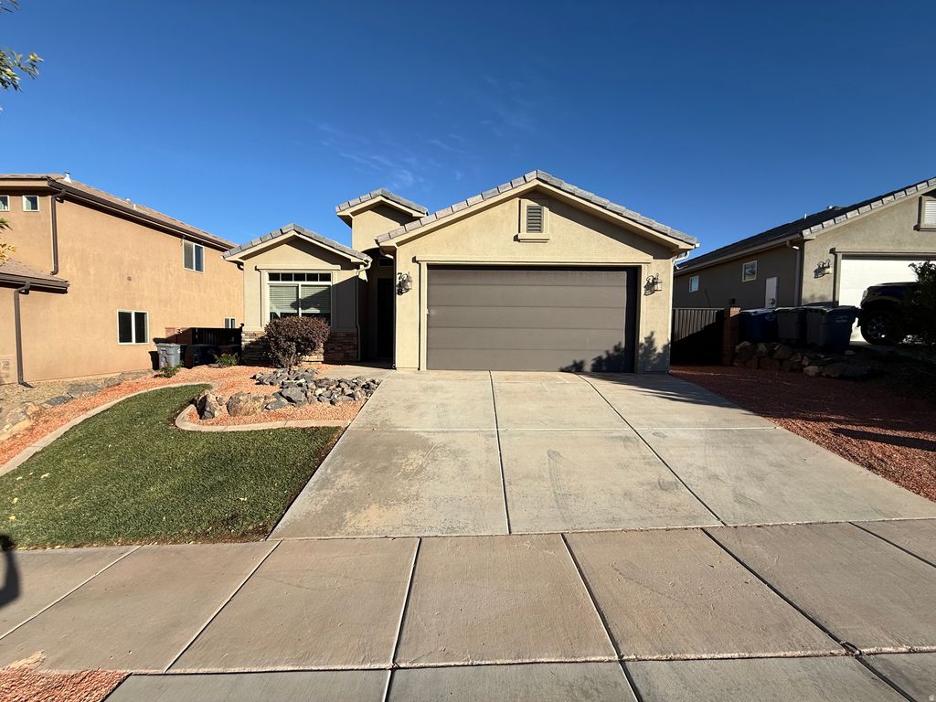 Photo of 718 W 400 N, Hurricane, UT 84737 (MLS # 2120830)