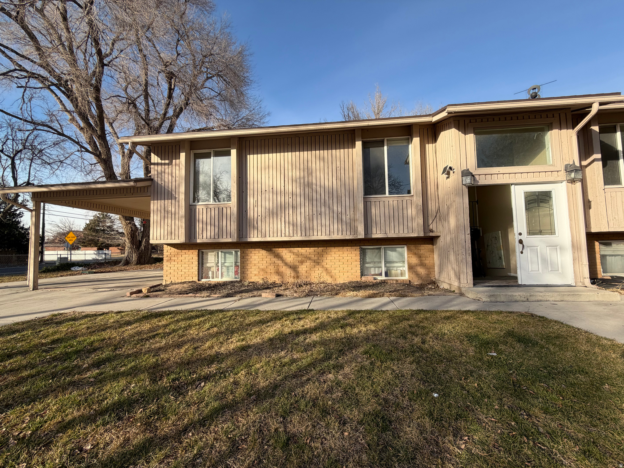 Main image without alt text