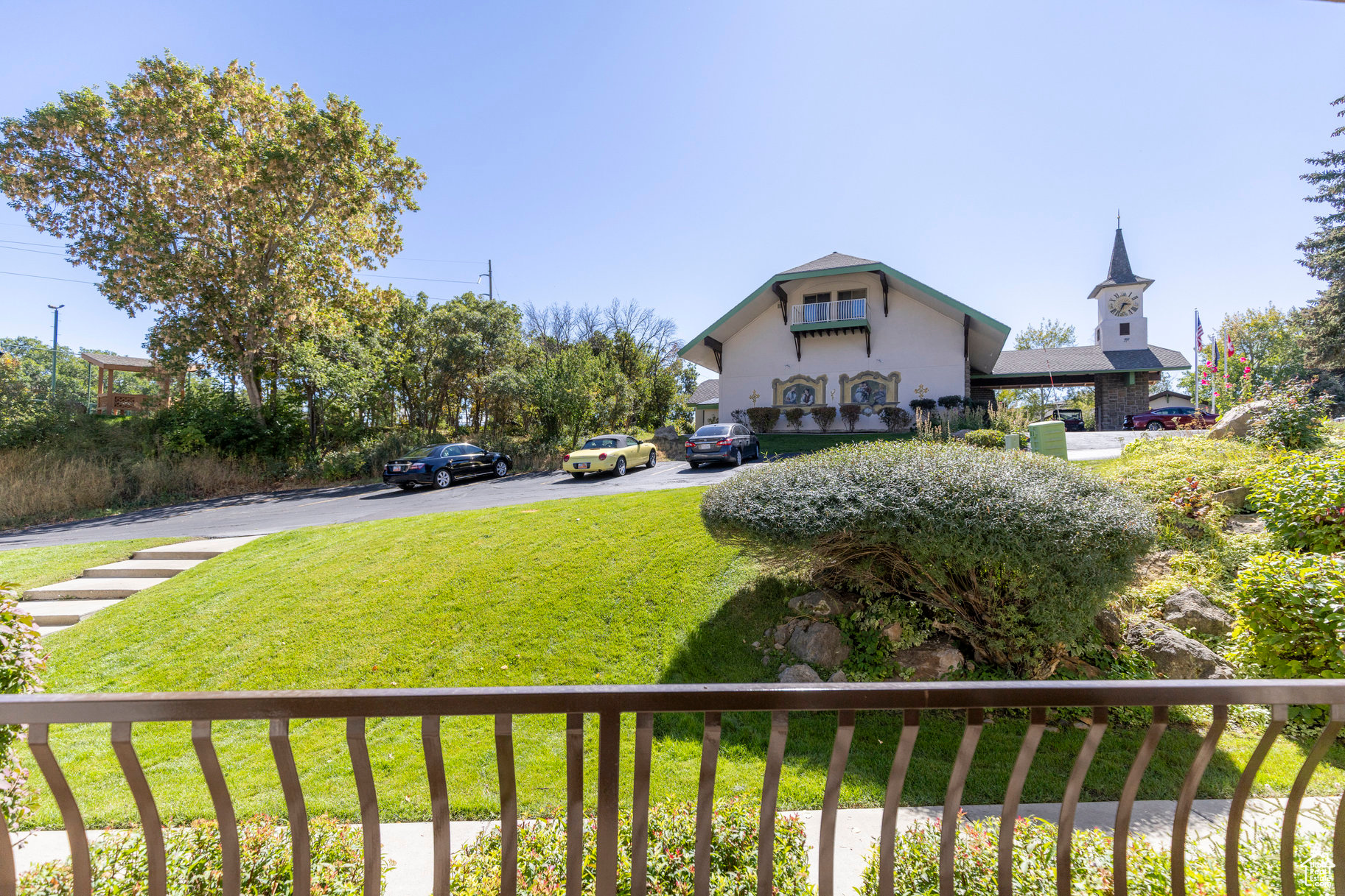 SWISS OAKS - Residential