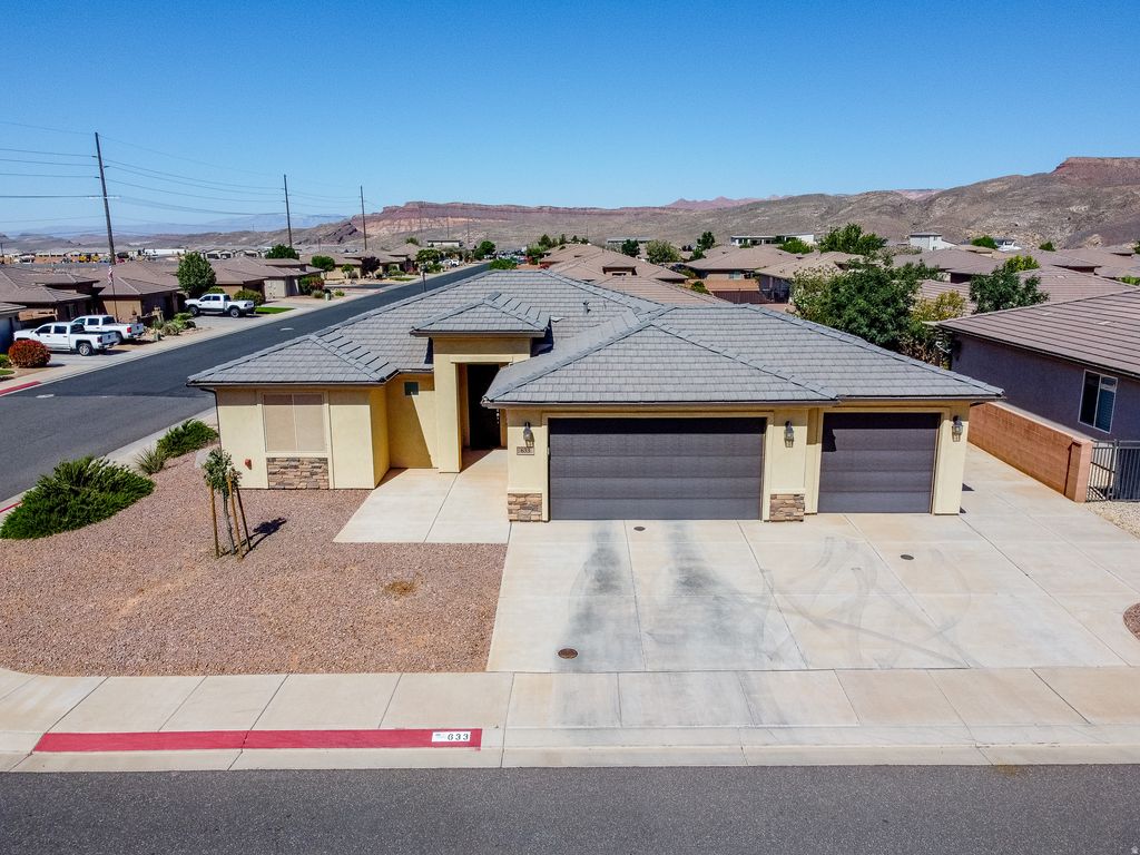 Photo of 633 N 2850 W, Hurricane, UT 84737 (MLS # 2157097)