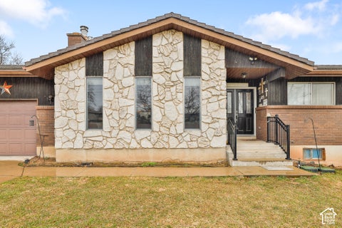 Photo of 1450 E GORDON AVE, Layton, UT 84040 (MLS # 2189482)