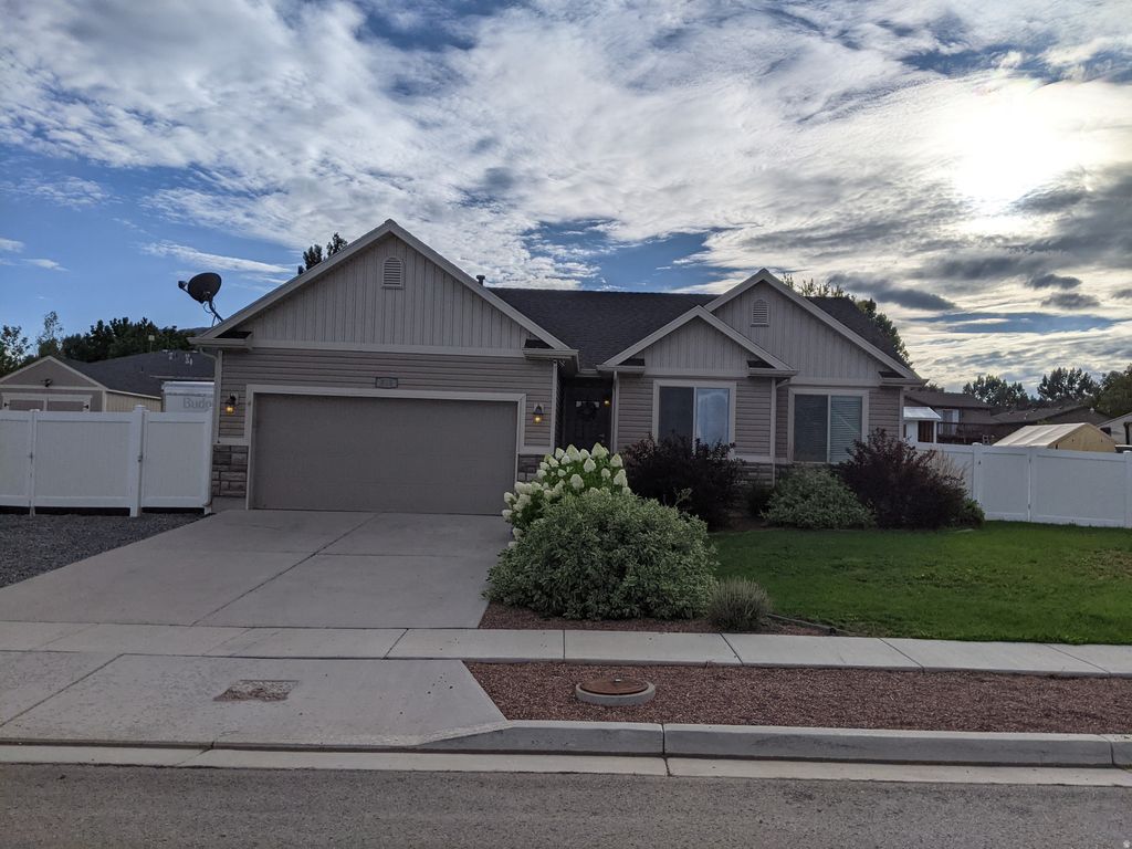 Photo of 310 S HERITAGE DR, Vernal, UT 84078 (MLS # 2133870)