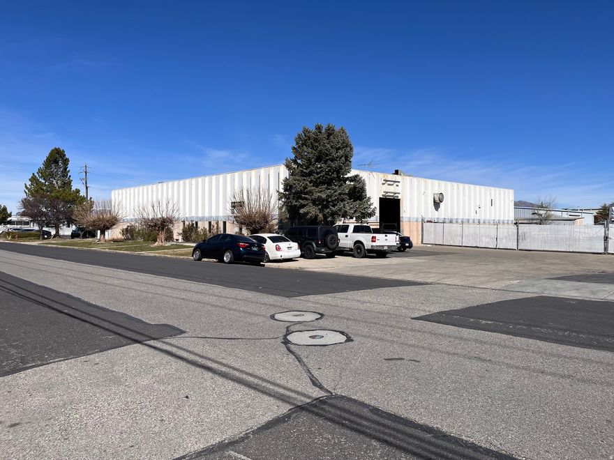 Manufacturing building for lease is West Valley City. Heavy Power, fenced yard, 17' clear height   3 - 14' grade level doors   .88 of an acre.   Owner/Agent