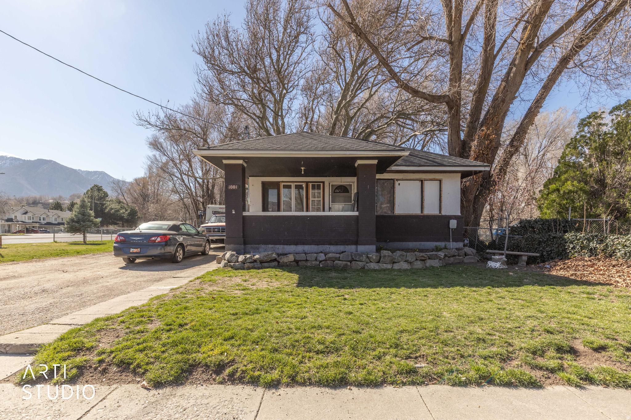 Main image without alt text