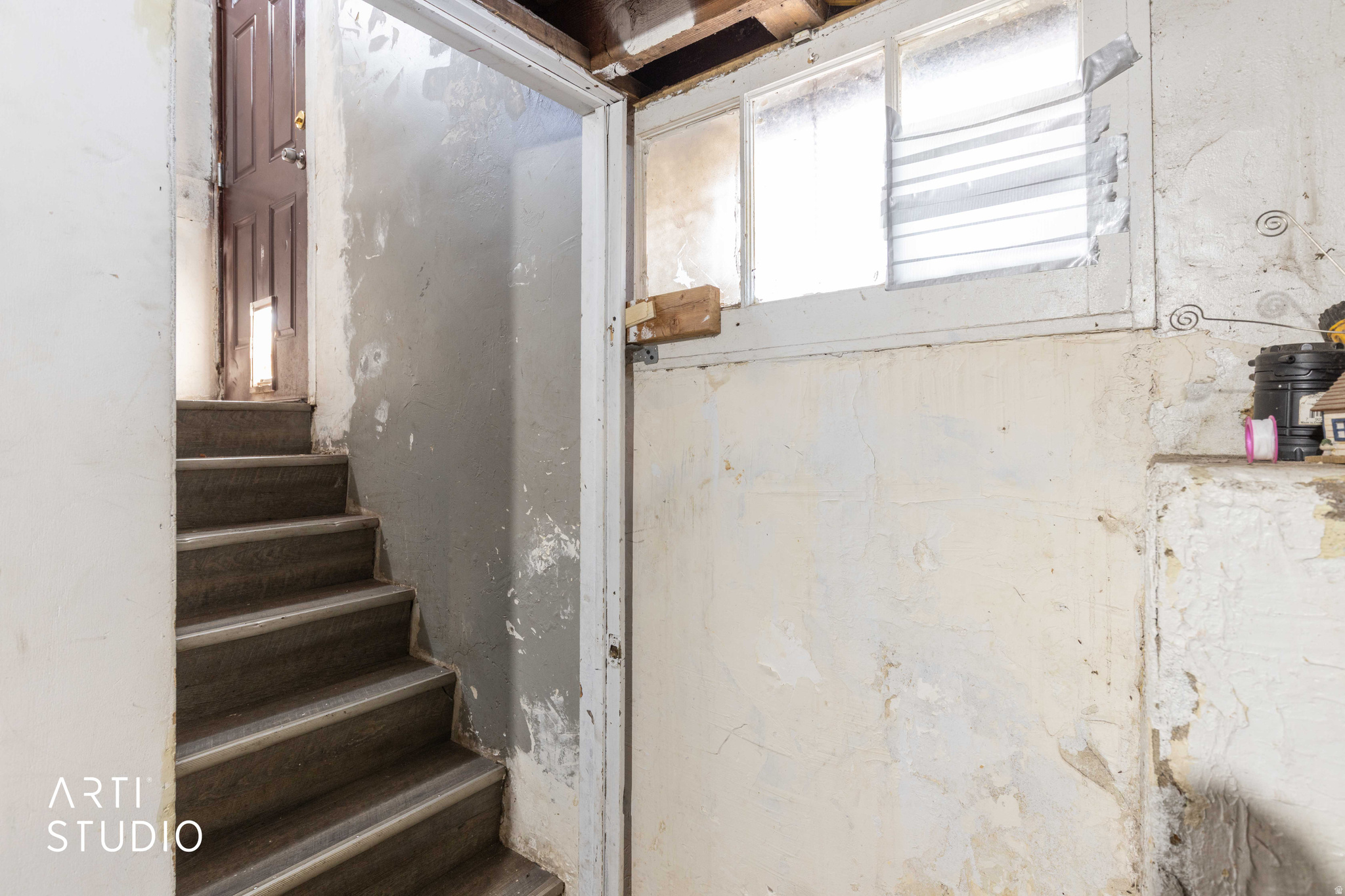 Main image without alt text