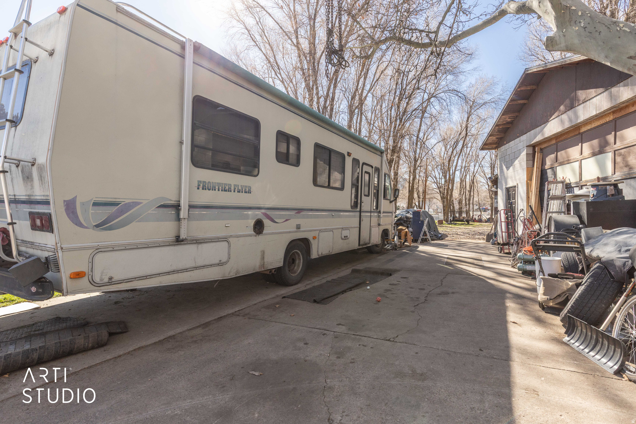 Main image without alt text