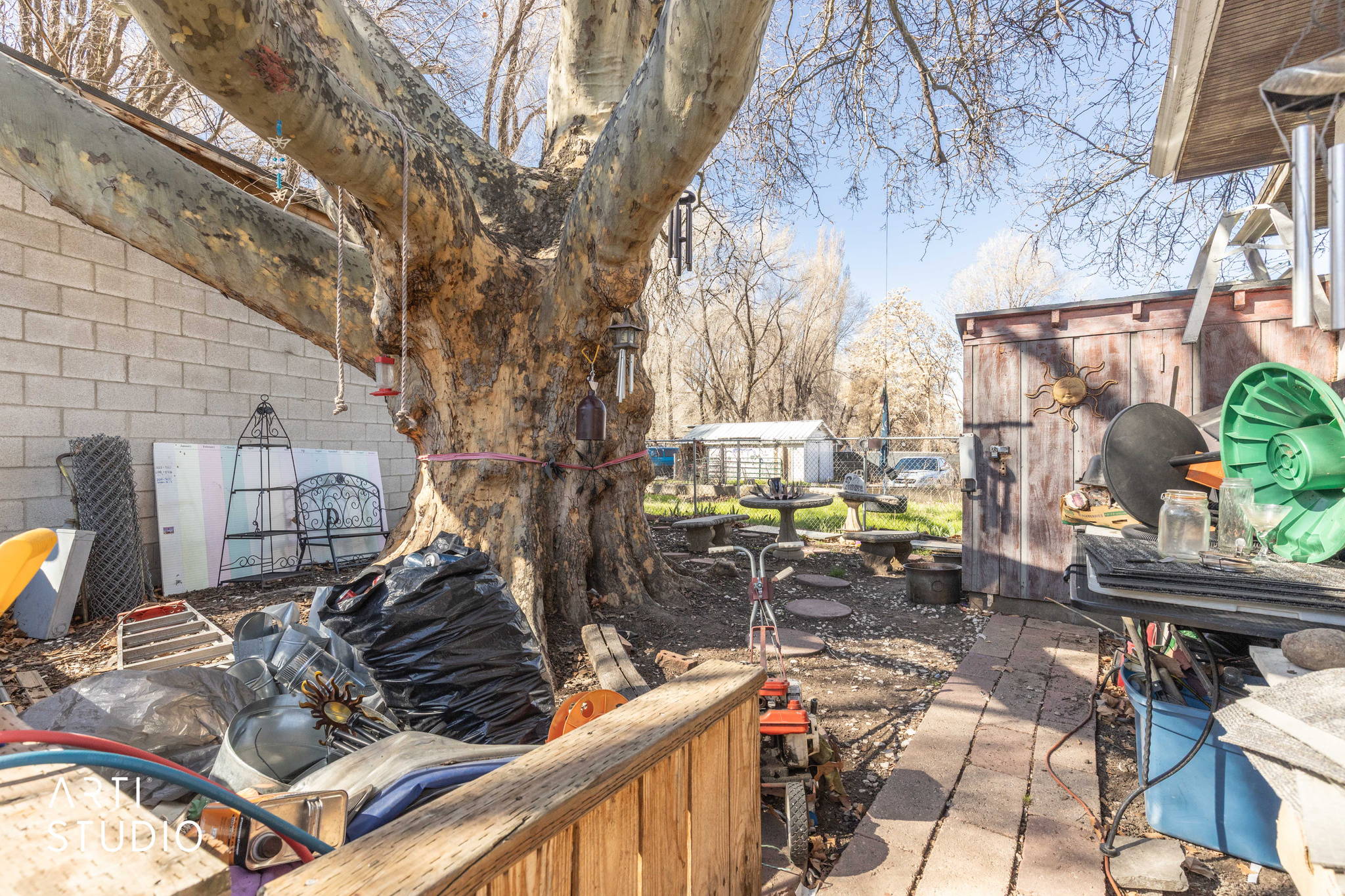 Main image without alt text