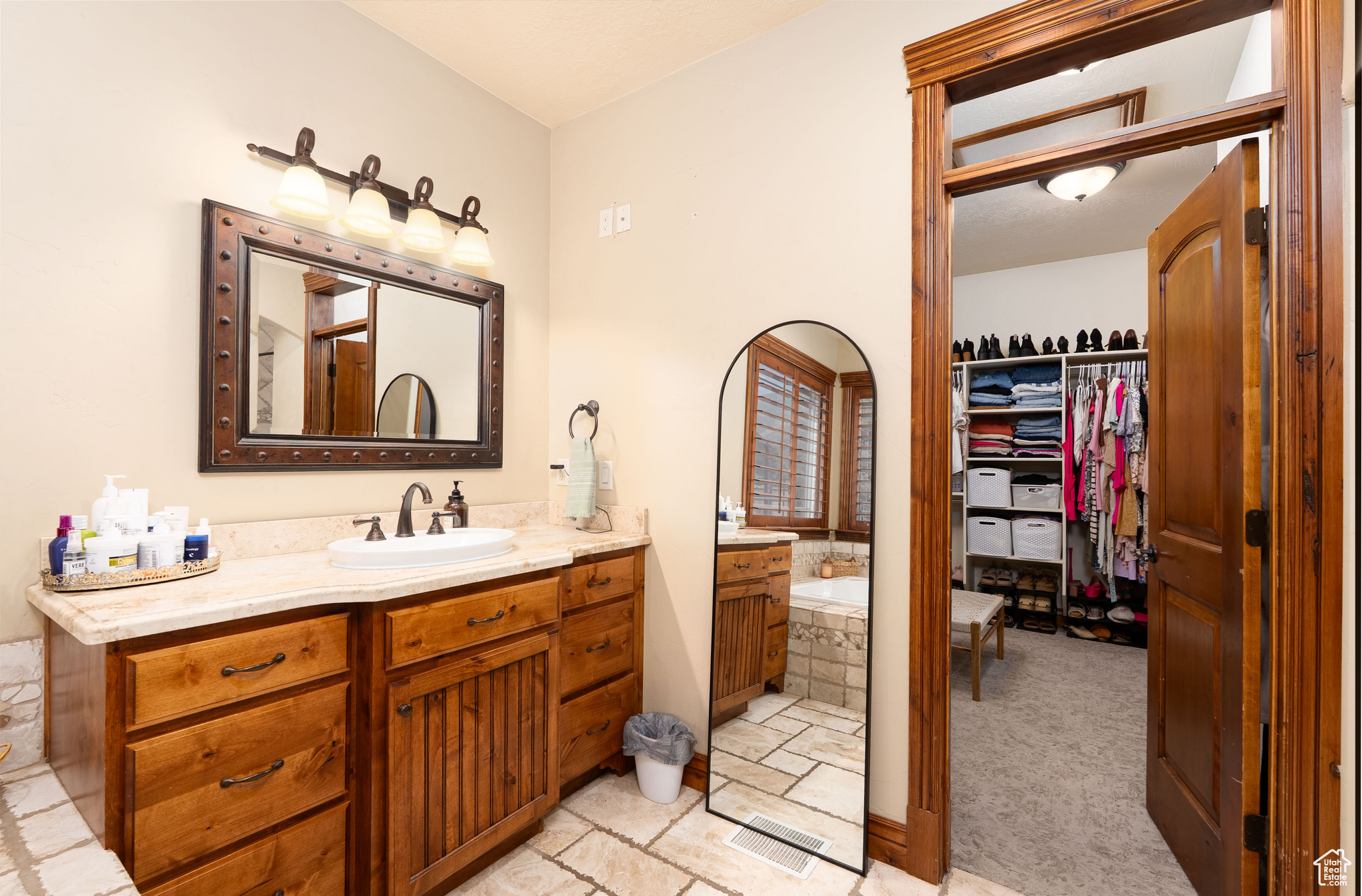 CHERRY CREEK - Residential