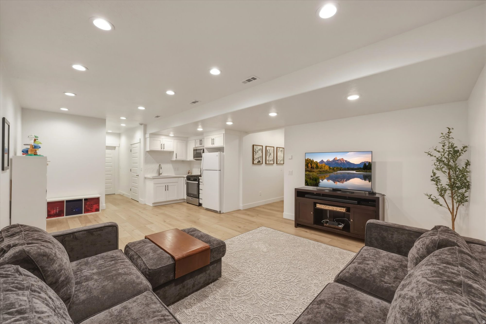 HIDDEN OAKS - Residential