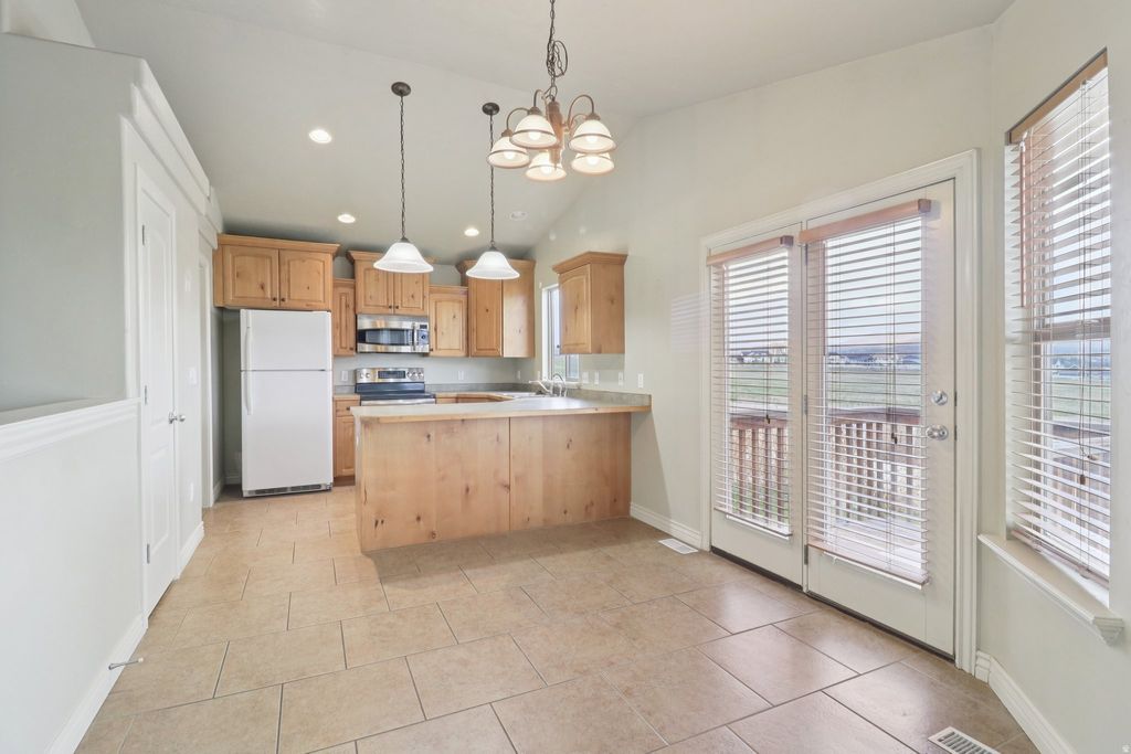 Photo of 486 W MEADOW CREST WAY N, Saratoga Springs, UT 84045 (MLS # 2150921)