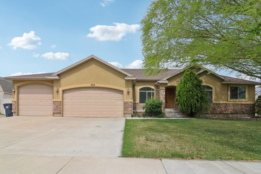 Photo of 486 W MEADOW CREST WAY N, Saratoga Springs, UT 84045 (MLS # 2150921)