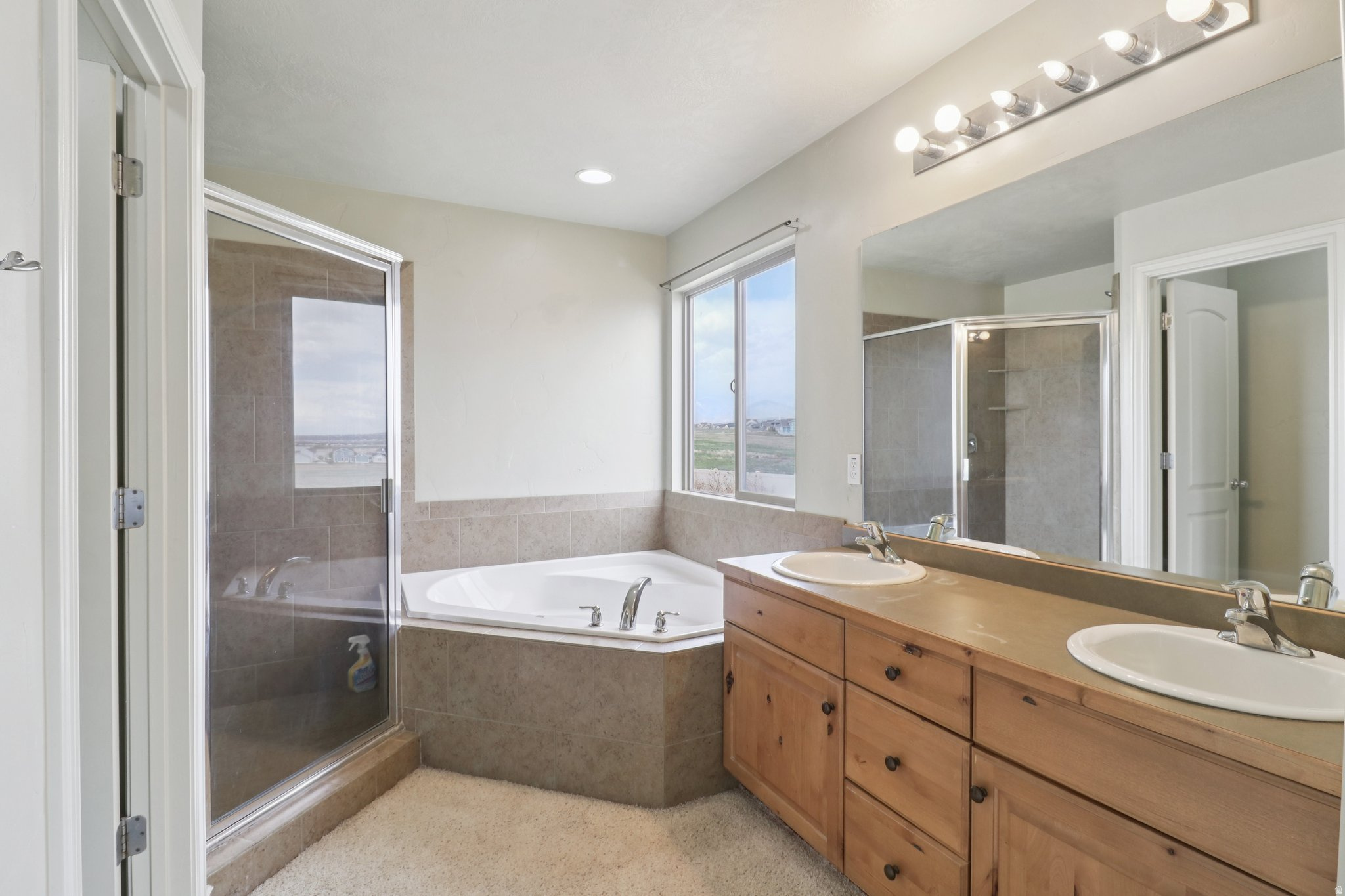 THE BENCHES - Residential