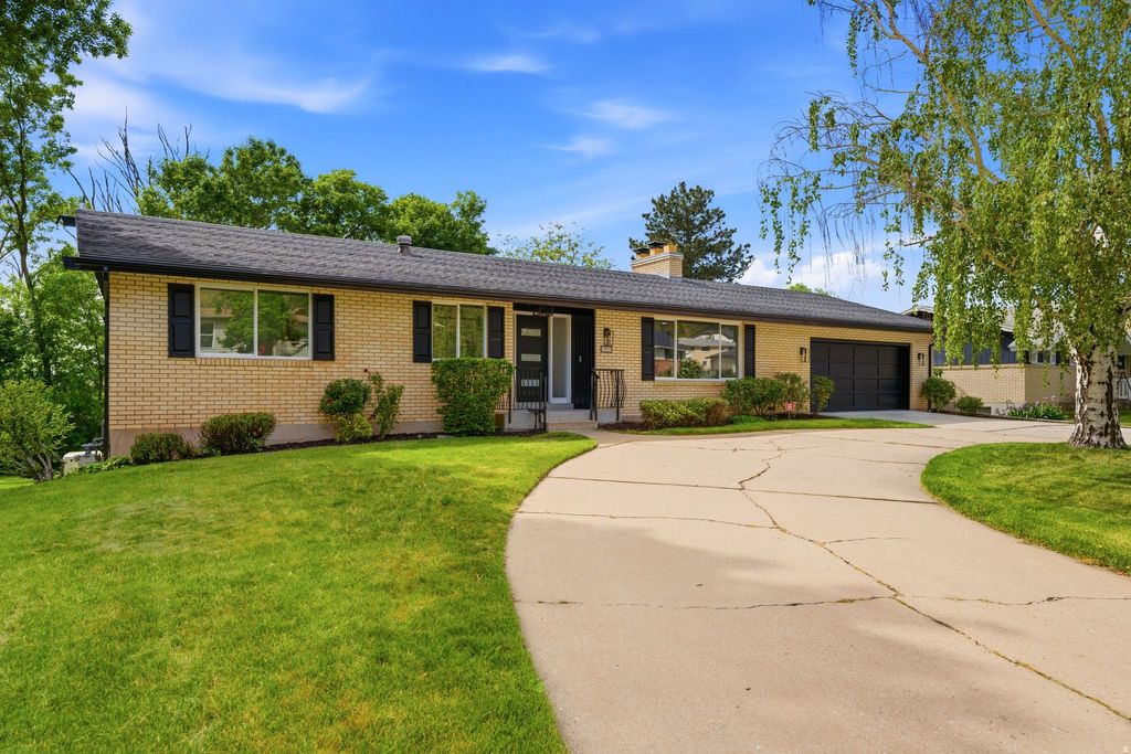 Photo of 871 N BONITA WAY E #19, Centerville, UT 84014 (MLS # 2156265)