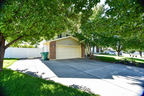 Photo of 2337 S 50 E, Clearfield, UT 84015 (MLS # 2113882)