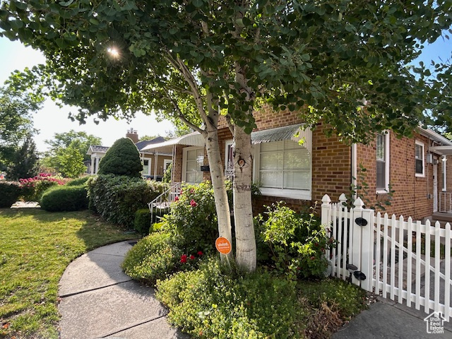 Main image without alt text