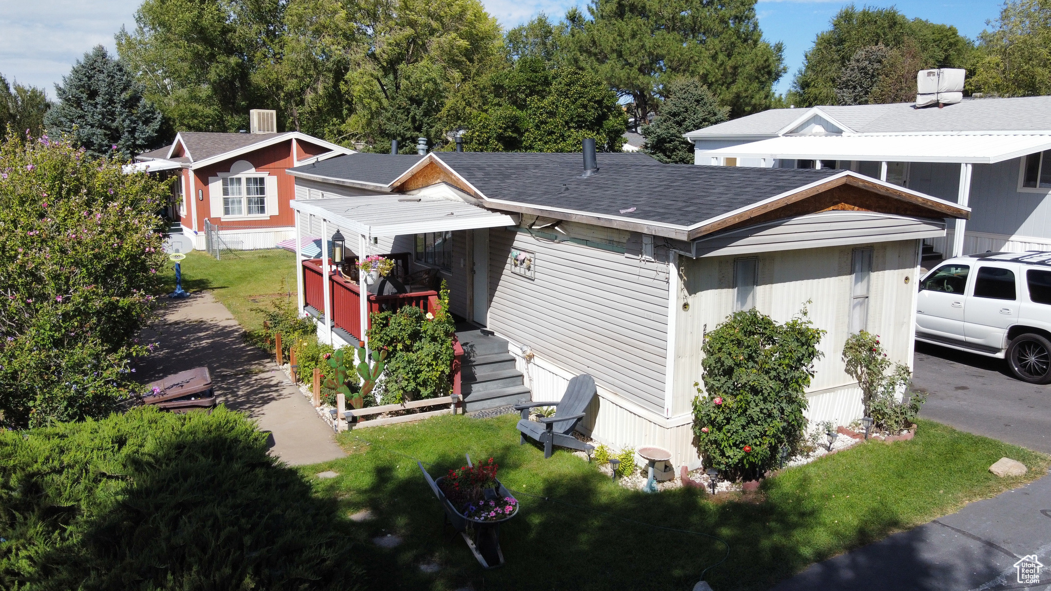 This 2 bedroom, 2 bathroom trailer is an investor special. Kitchen is newly remodeled. The home features new AC, water heater, roof and porch. Come make this trailer your own! Schedule your appointment today!