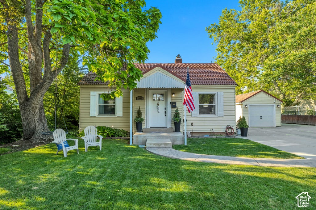 Photo of 2333 E LAKEVIEW DR, Salt Lake City, UT 84109 (MLS # 2188079)