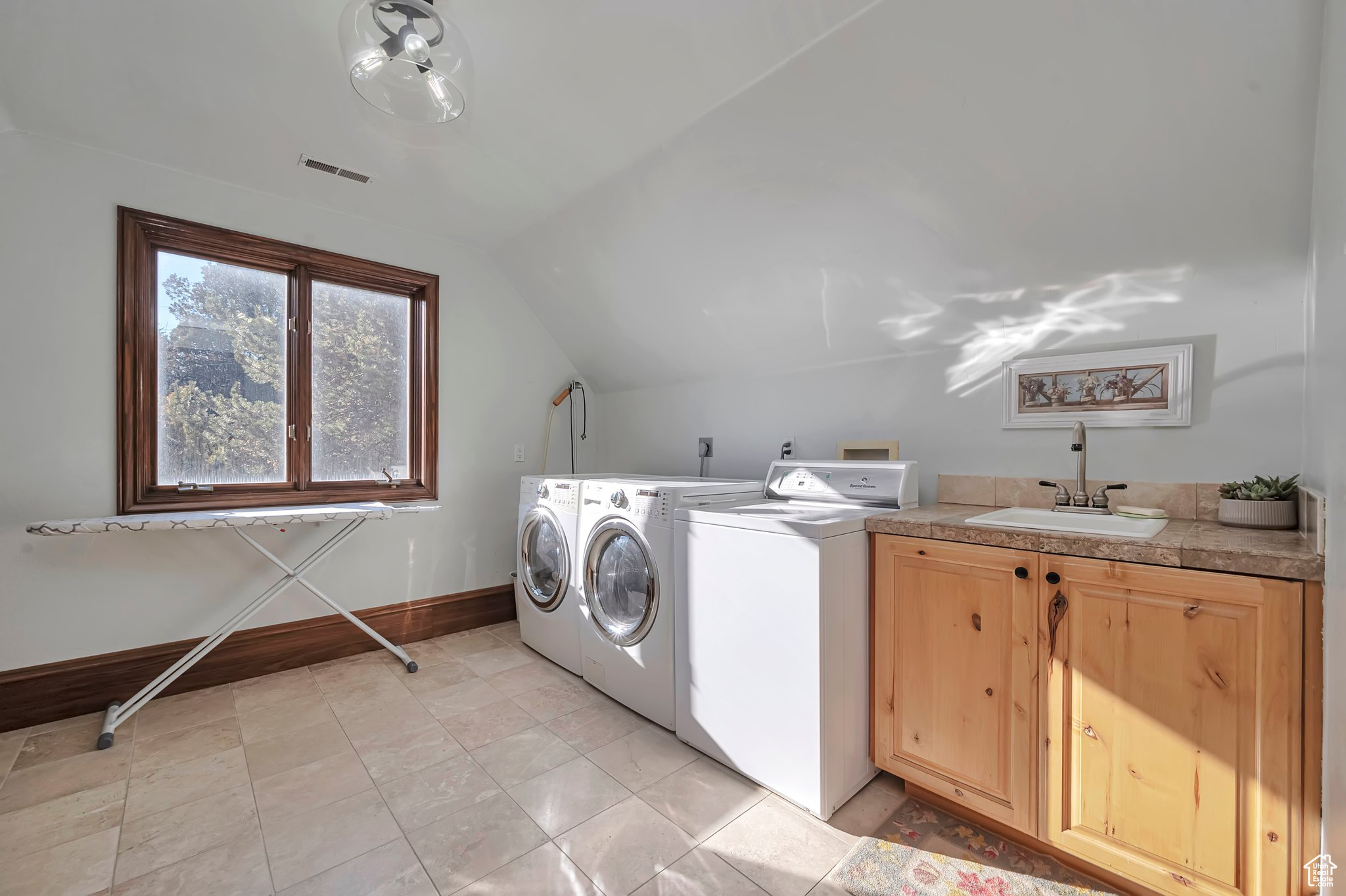 Orem, Utah 84097, United States, 5 Bedrooms Bedrooms, ,4 BathroomsBathrooms,Residential,Pending,23061