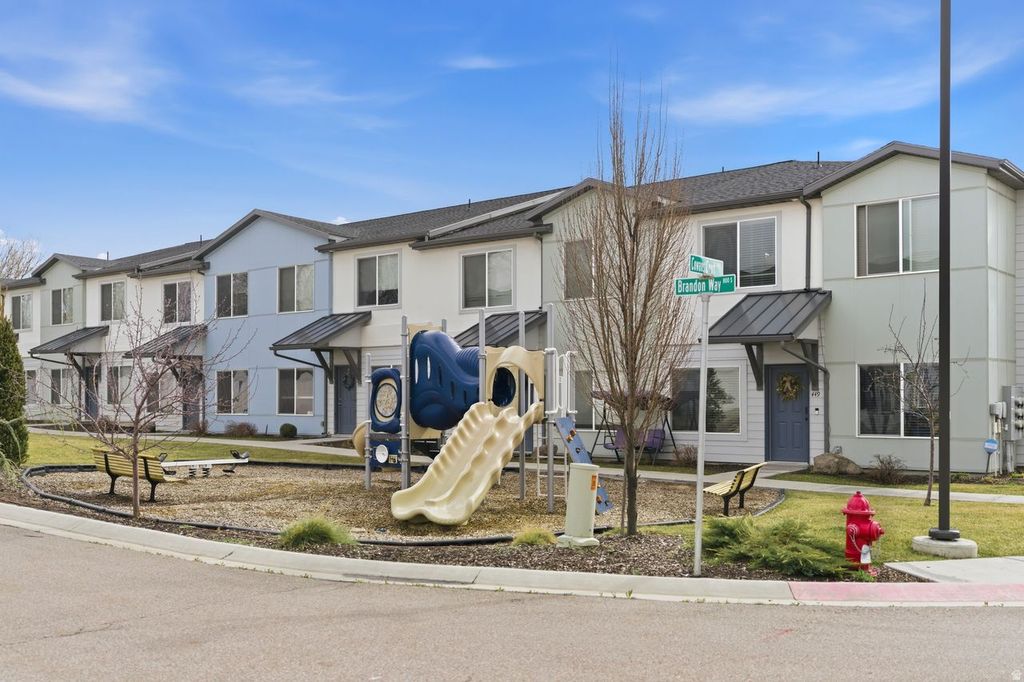 Photo of 421 E PENNY LN, Clearfield, UT 84015 (MLS # 2141036)