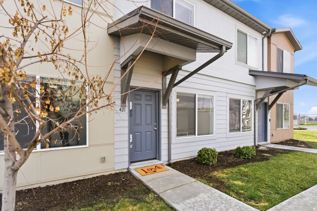 Photo of 421 E PENNY LN, Clearfield, UT 84015 (MLS # 2141036)