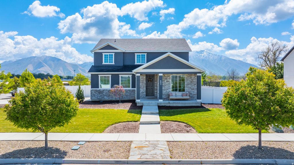 Photo of 805 S SPRING CANYON WAY, Springville, UT 84663 (MLS # 2154933)