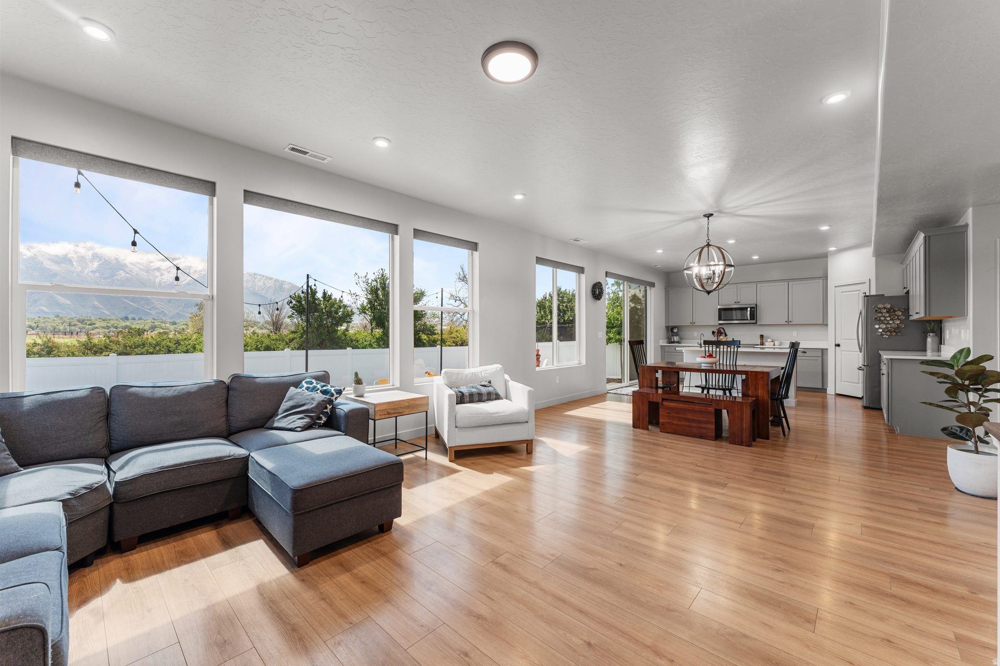 ASHTON - Residential