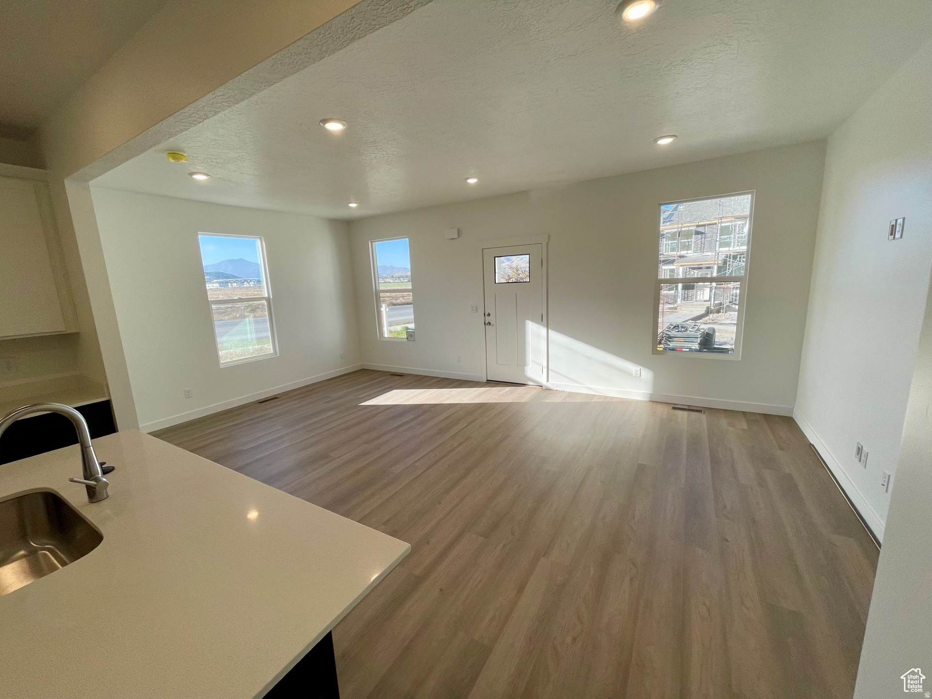 BEACON POINTE - Residential