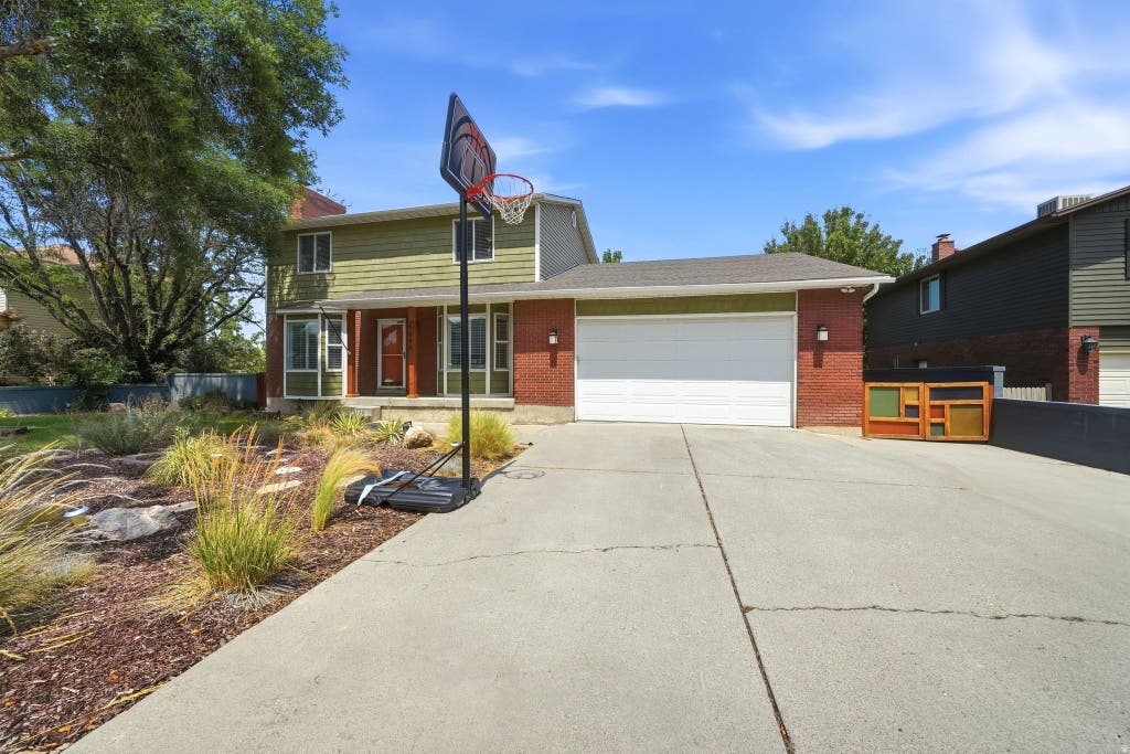 Photo of 5695 S INWOOD DR, Taylorsville, UT 84129 (MLS # 2171928)