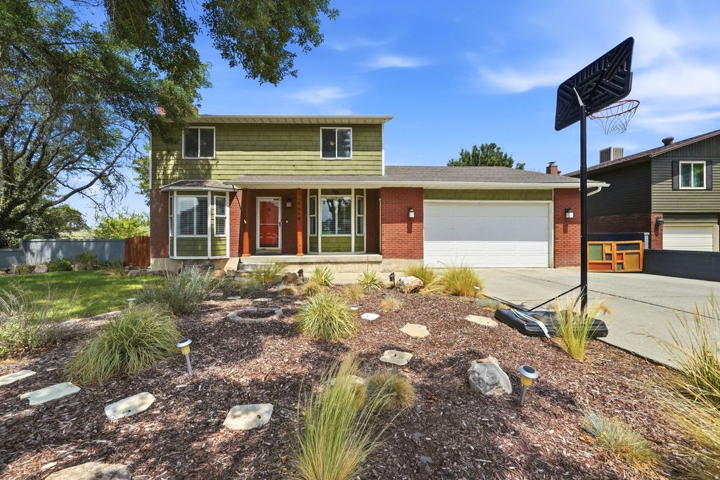 Photo of 5695 S INWOOD DR, Taylorsville, UT 84129 (MLS # 2171928)