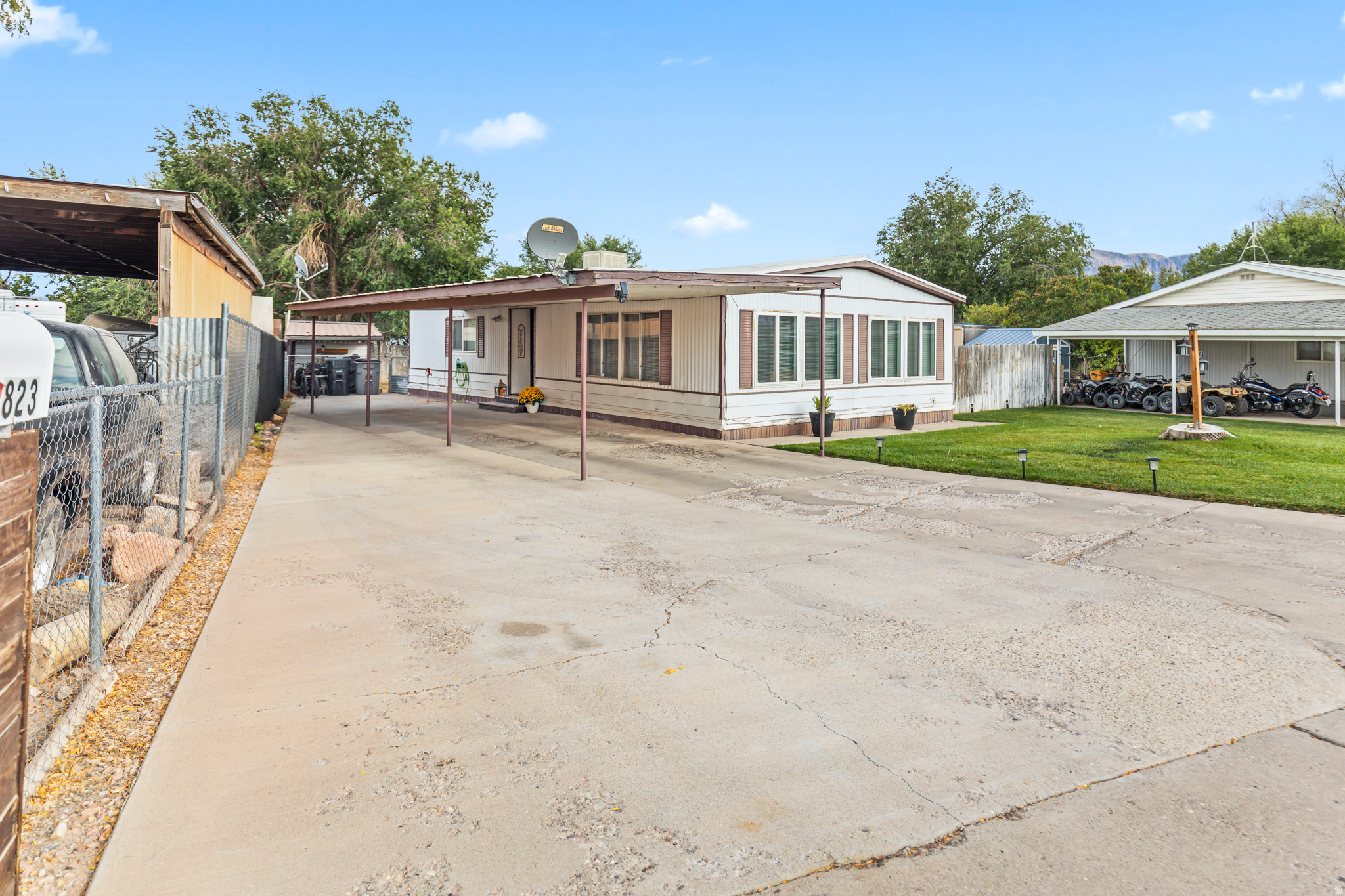 Main image without alt text