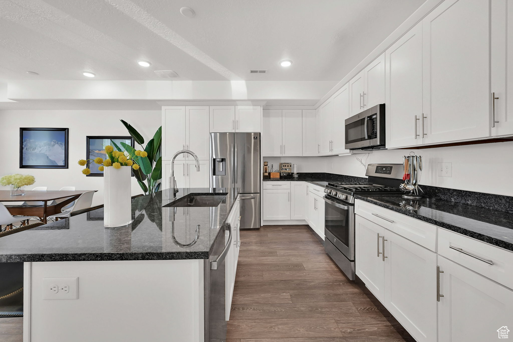 THE ROW AT 90 TH - Residential