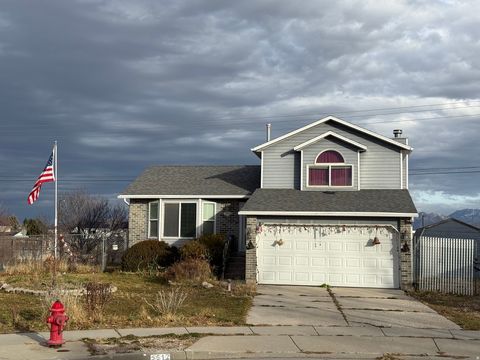 Photo of 5612 W WALNUT RIDGE CIR, Kearns, UT 84118 (MLS # 2127920)