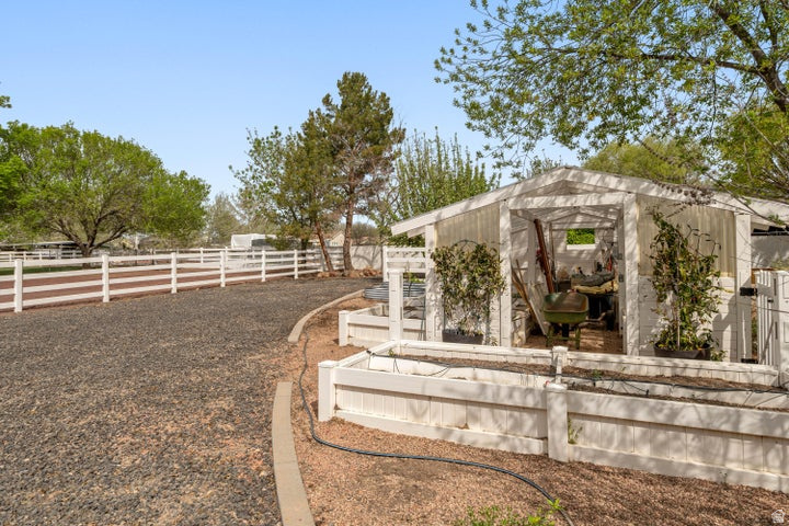 DIAMOND VALLEY ACRES - Residential