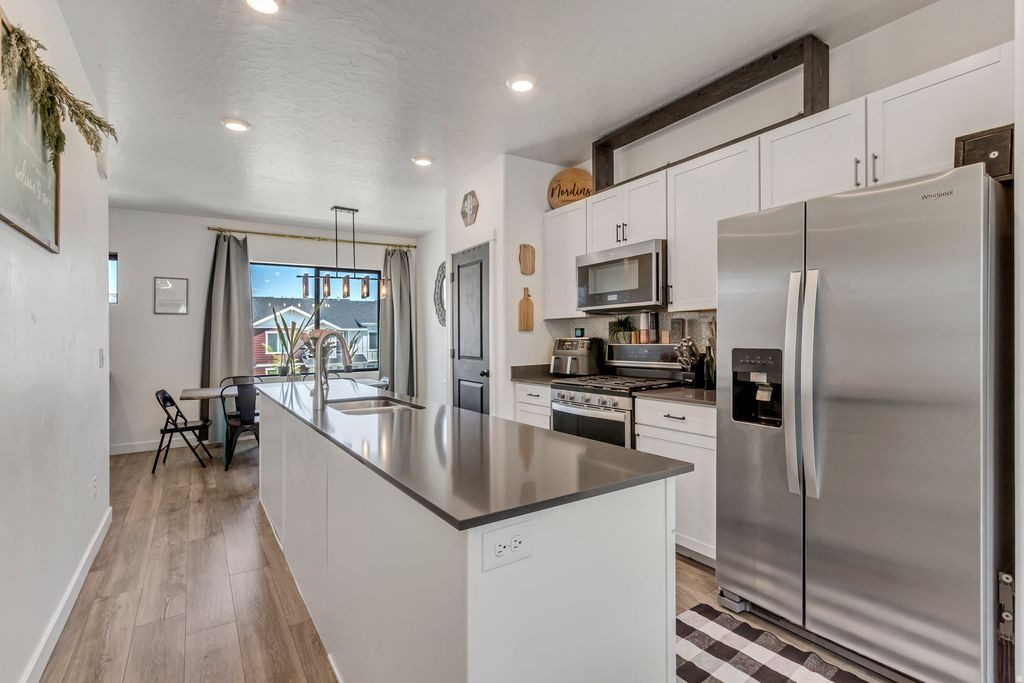 Photo of 1106 E YARD ROW, Saratoga Springs, UT 84045 (MLS # 2133906)