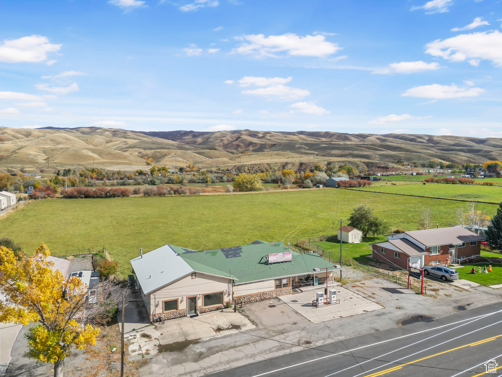 HENEFER TOWN - Commercial Sale