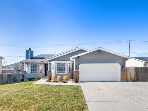 Photo of 11062 S SANDY DUNES DR E, Sandy, UT 84094 (MLS # 2131663)