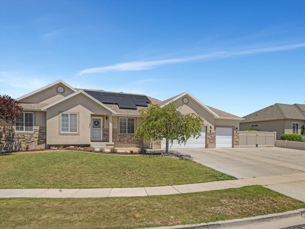 Photo of 386 W WINTER WHEAT WAY N, Saratoga Springs, UT 84045 (MLS # 2168169)