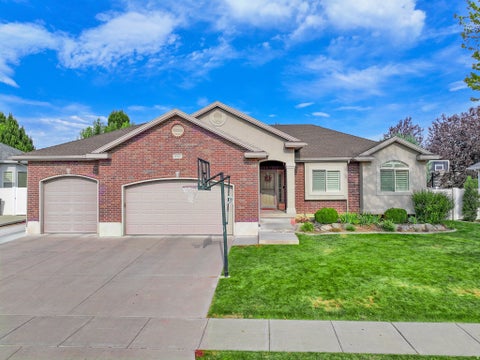 Photo of 1087 BANBURY DR, Syracuse, UT 84075 (MLS # 2178168)