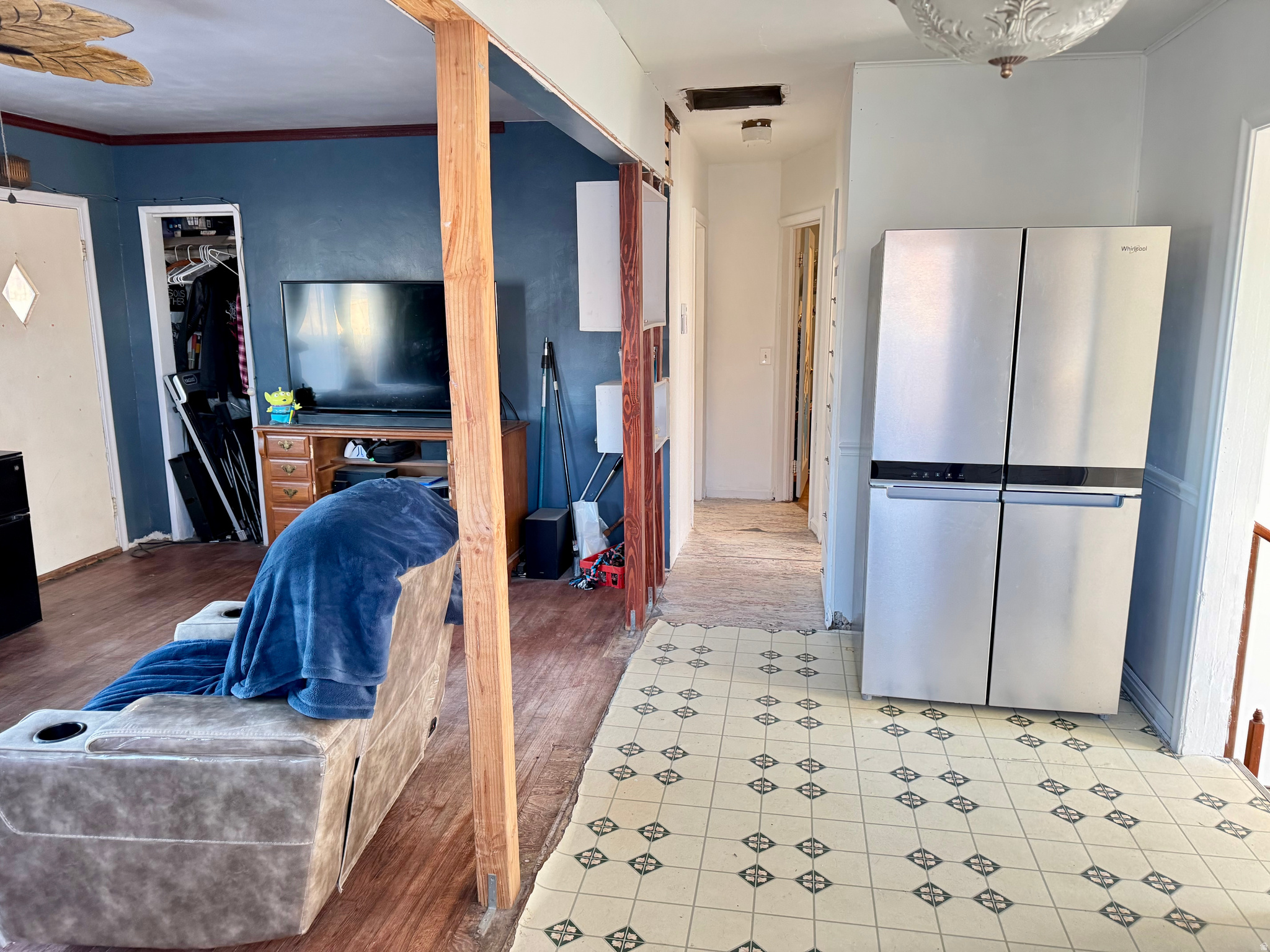 Main image without alt text