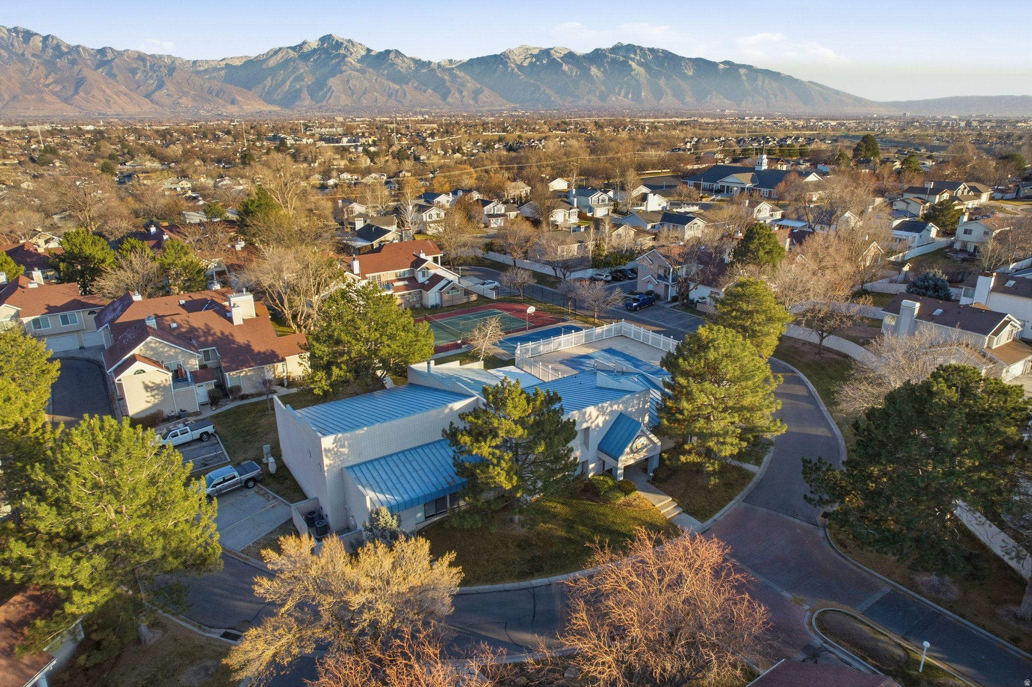 CROSSPOINTE CONDOS - Residential