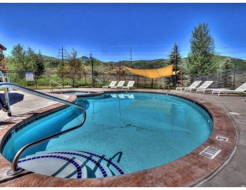 CRESTVIEW CONDOMINIUM PHASE 1 - Residential