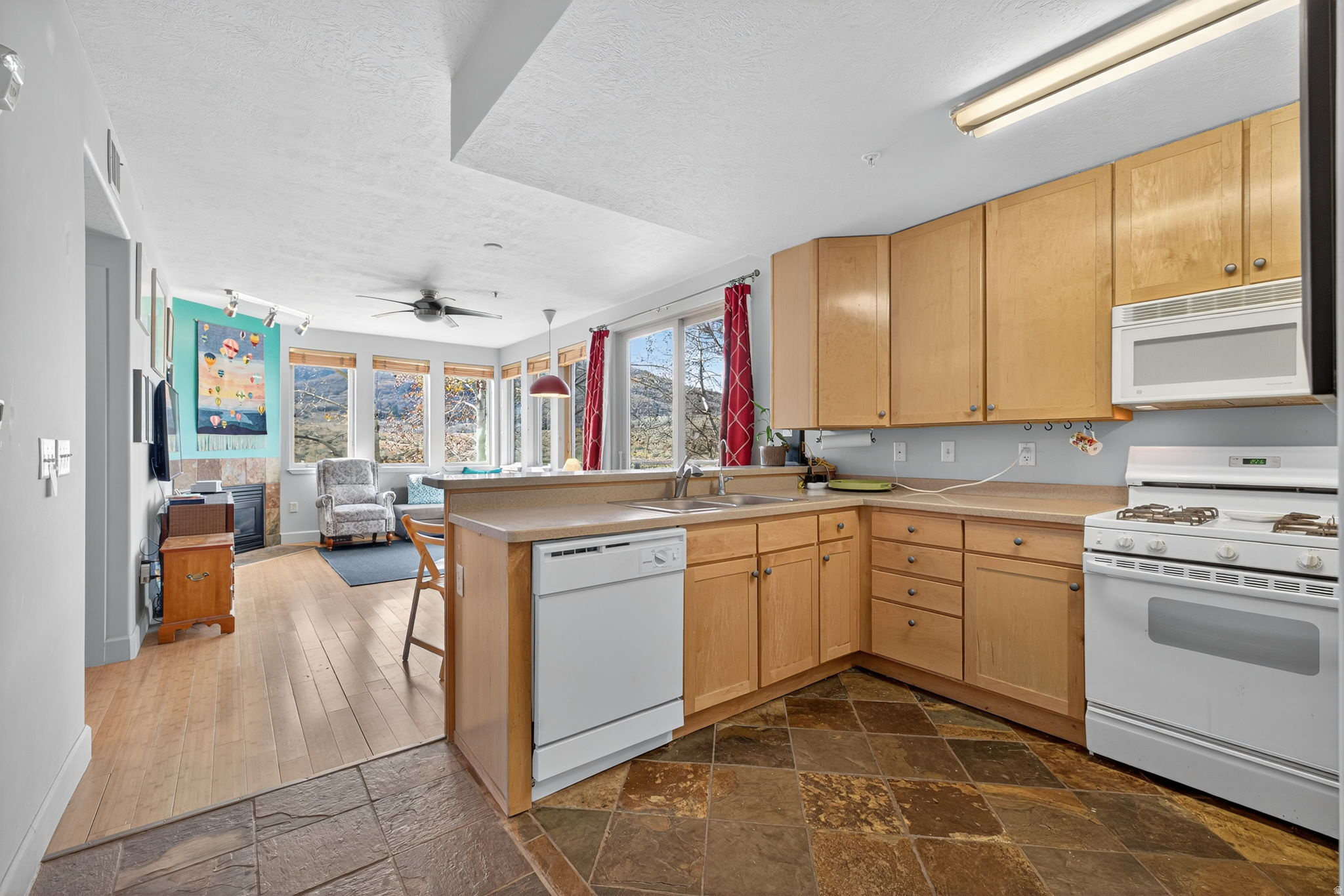 CRESTVIEW CONDOMINIUM PHASE 1 - Residential