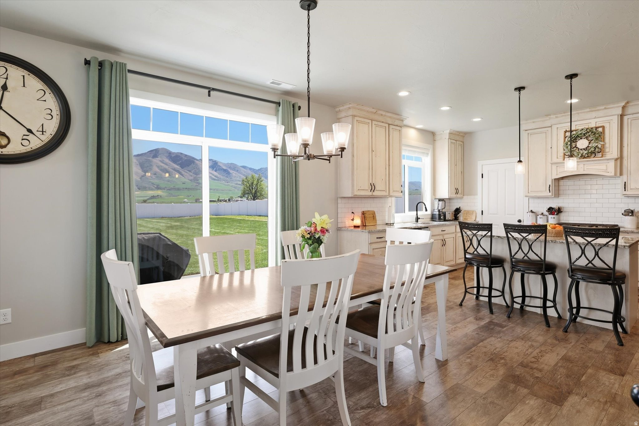 ROLLING HILLS - Residential