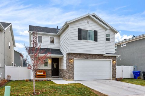 Photo of 2154 W LYDIA LN, Syracuse, UT 84075 (MLS # 2127543)