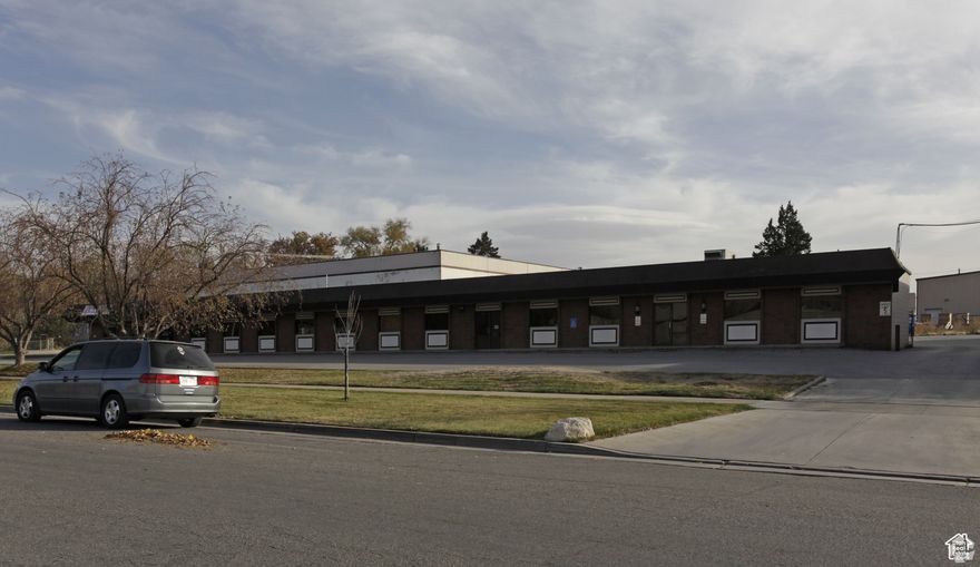 SLC Downtown Warehouse For Lease. 10,976 SF Avail. Office Approx 2,914 SF/Warehouse Approx 8,062 SF. Lease Rate $1.25 PSF NNN. NNN $0.21 PSF. Price Fenced Yard. 2 - 12'x14' GLD (drive thru capable). 20' Clearance. 3 Phase Heavy Power, Fire Suppression. Easy Access to Freeways.